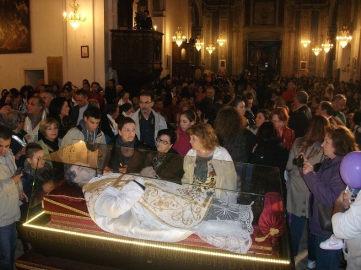 l'urna di don bosco nella chiesa