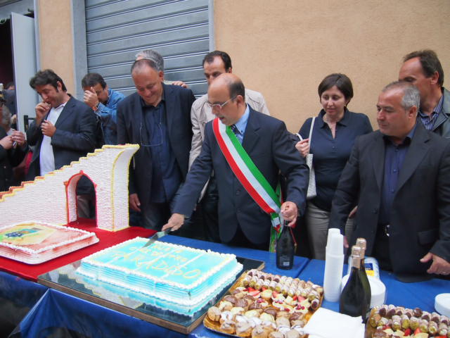 Il Sindaco Petralia taglia la torta.